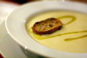 640px-green_garlic_soup_4451078015